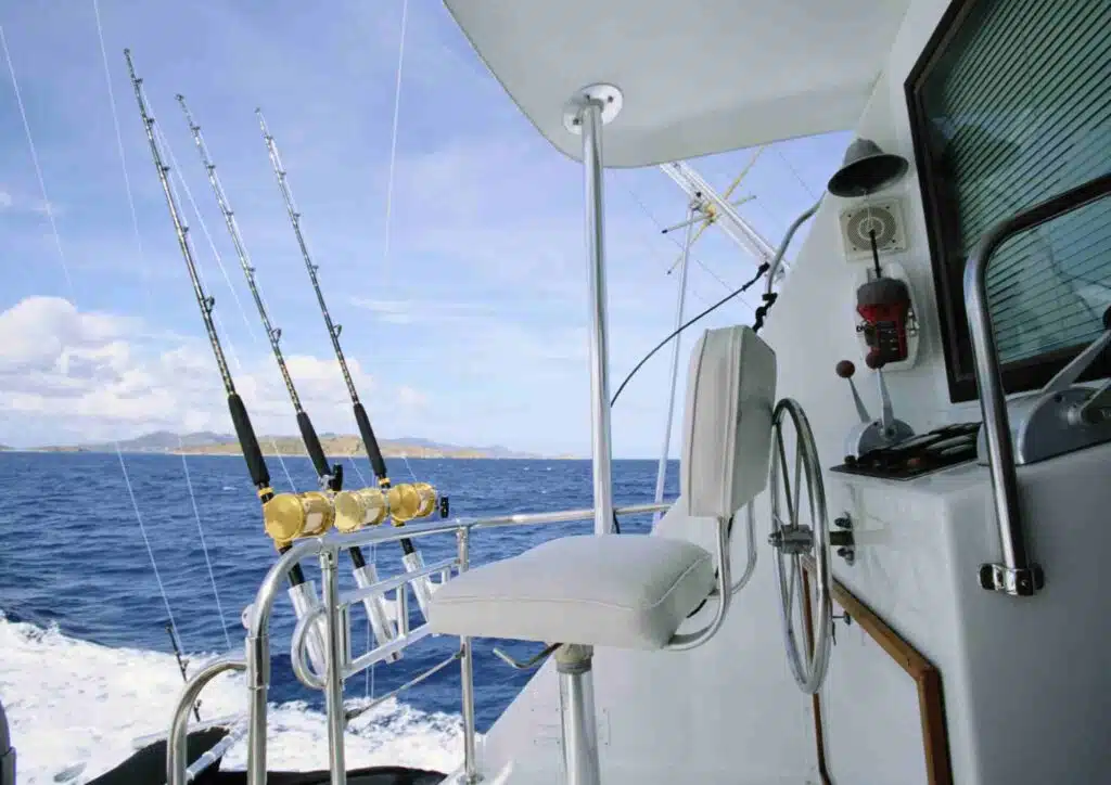 arrière d'un bateau de pêche au gros