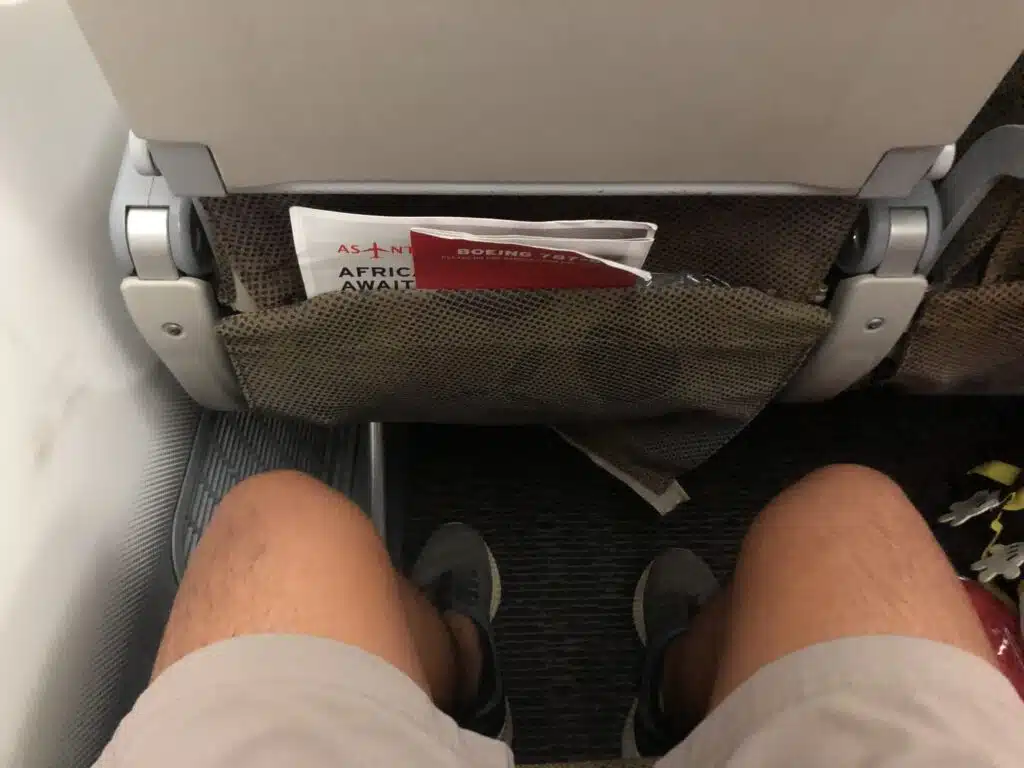 Kenya Airways - place entre les jambes et le siège de devant