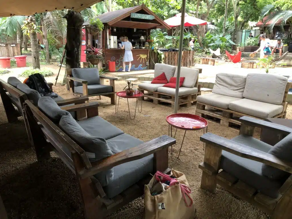 espace commun devant la piscine à Otentic
