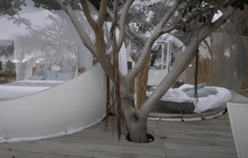 à l'extérieur d'un bubble lodge