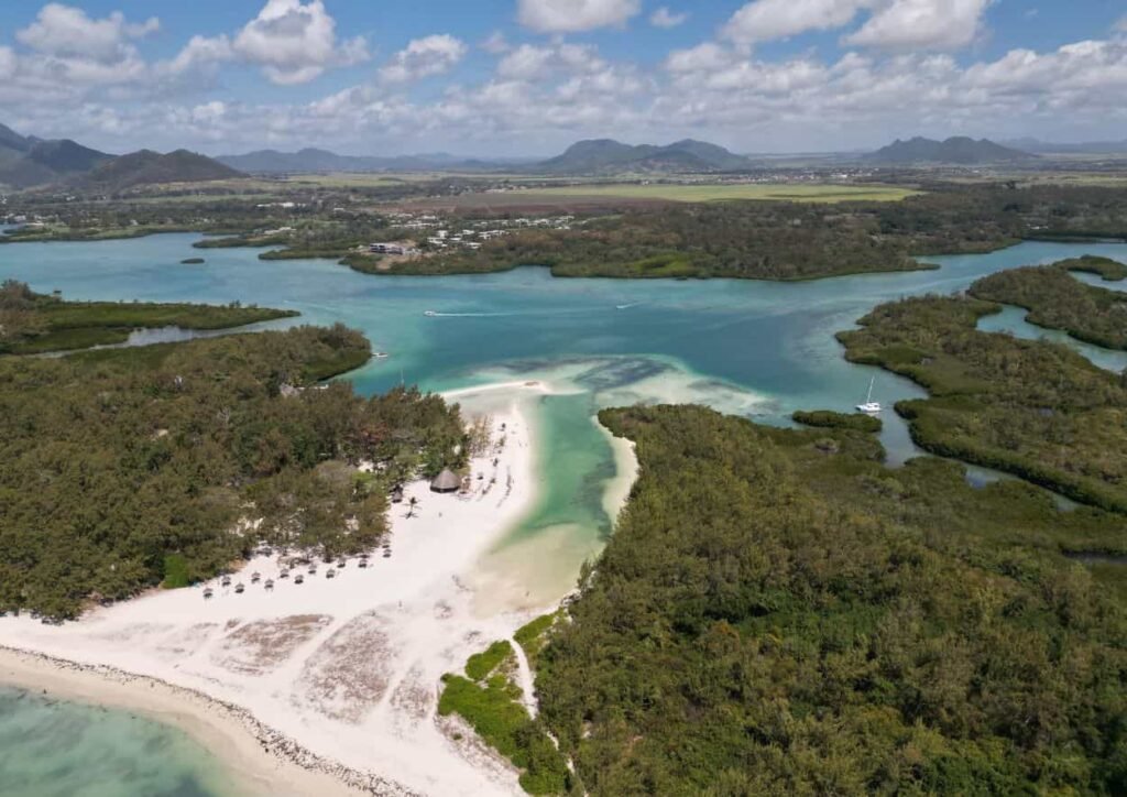 l'île aux cerfs, son canal et vue sur la région, vue du ciel