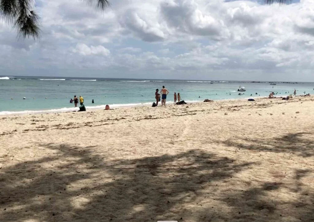 sur la plage de flic en flac