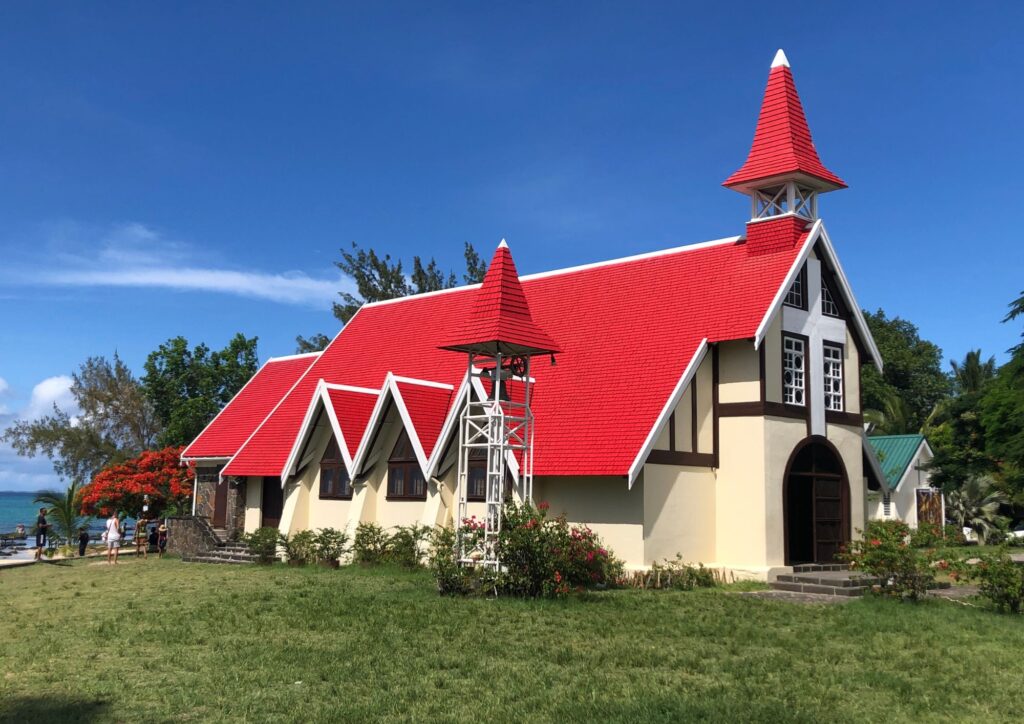 église au toit rouge  - Notre Dame Auxiliatrice