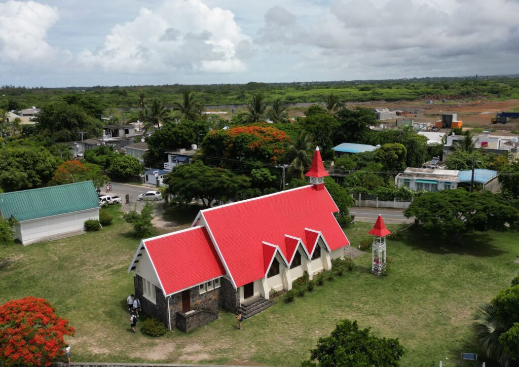 église au toit rouge à cap malheureux