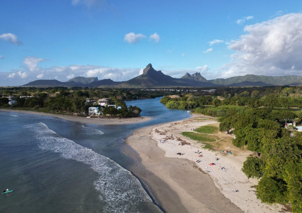 La plage de Tamarin côté embouchure