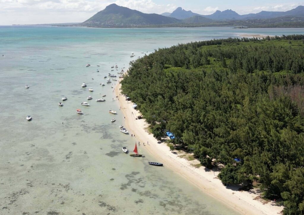 les bateaux sur la plage de l'ile aux bénitiers