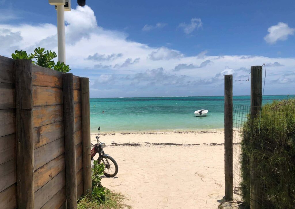 accès vers plage pointe d'esny