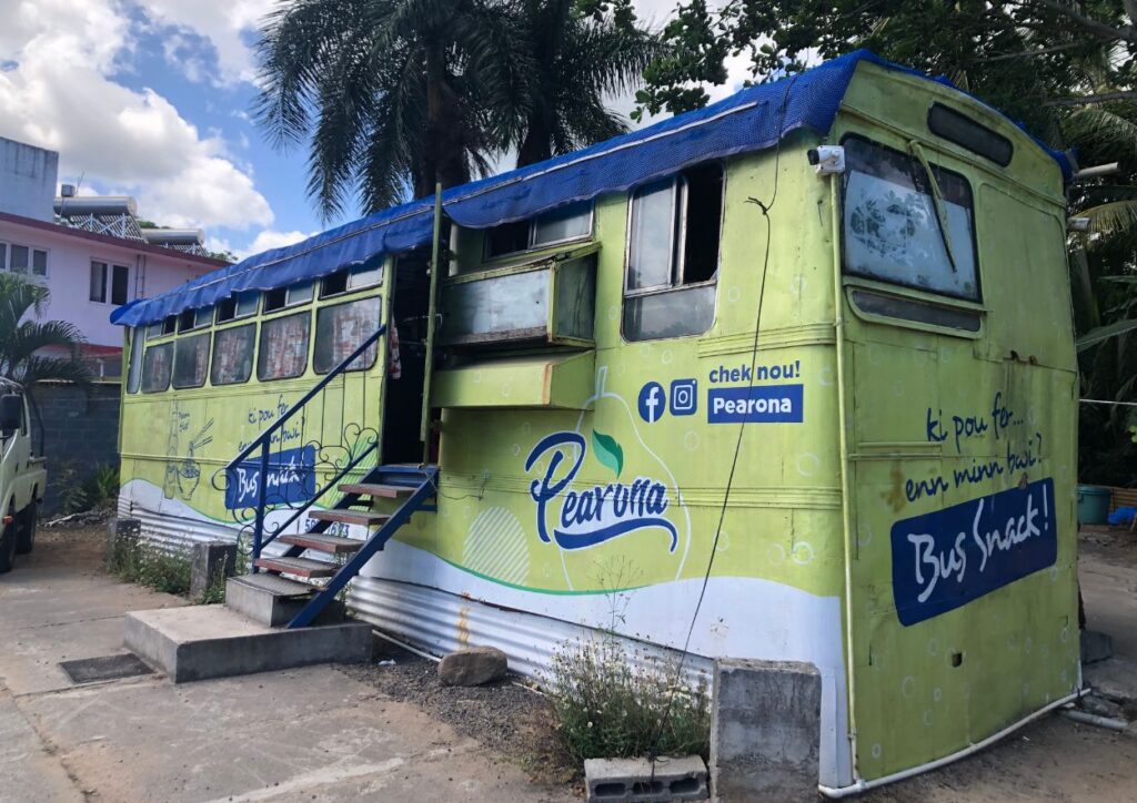 le bus snack du baie du cap vue de côté