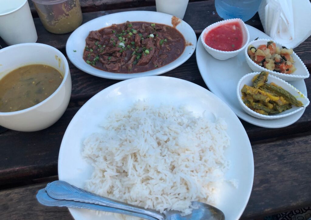 bus snack de baie du cap et son salmi d'agneau accompagné de son riz et ses lentilles