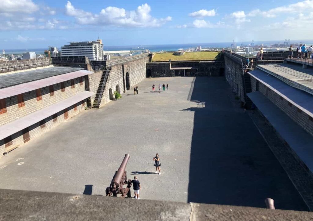 dans  la court de la citadelle de port louis