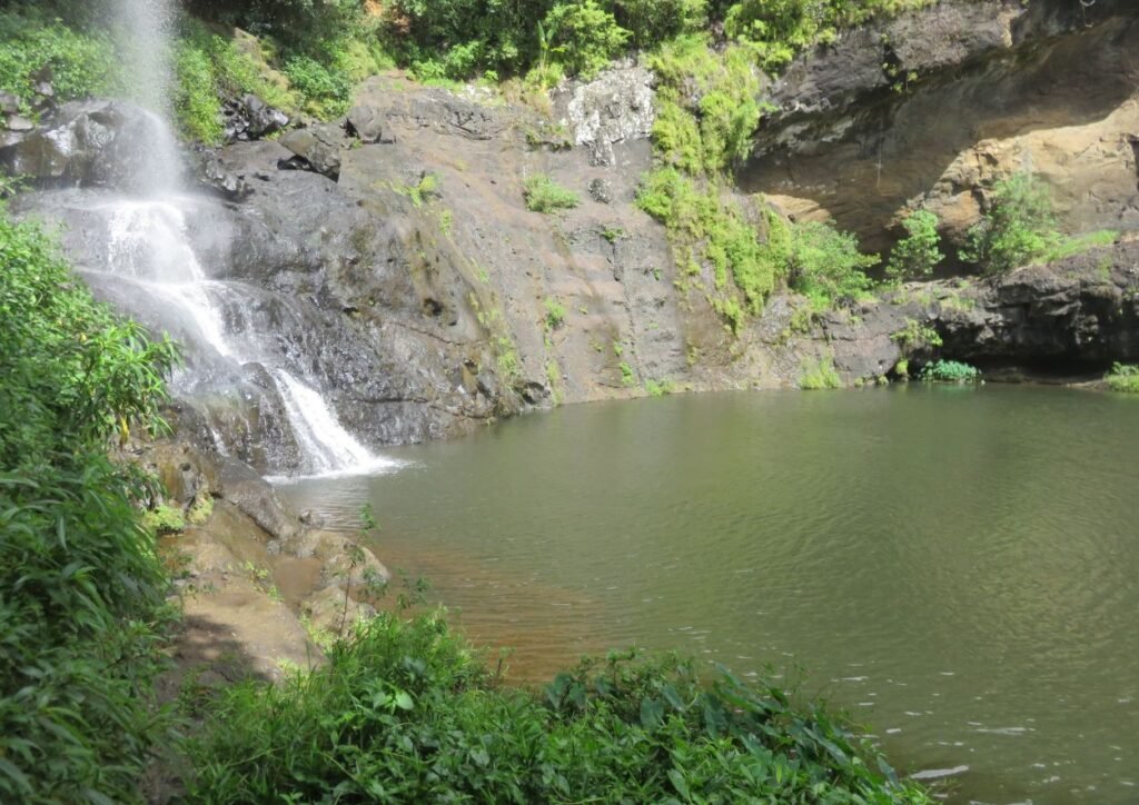 en bas de la cascade principal des 7 Cascades