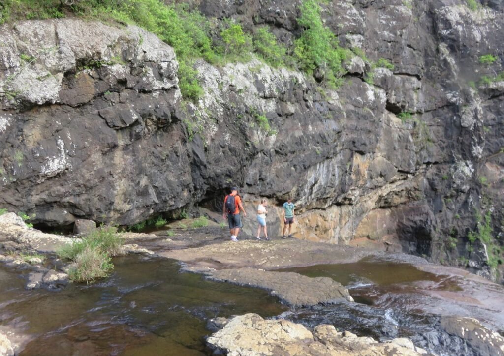 en haut d'une des cascades au Tamarind falls avec un guide