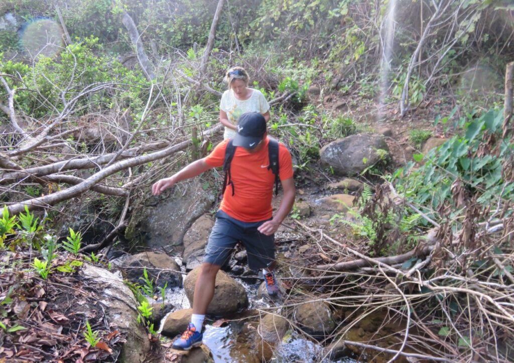 traverser un ruisseau pou accéder au 7 Cascades