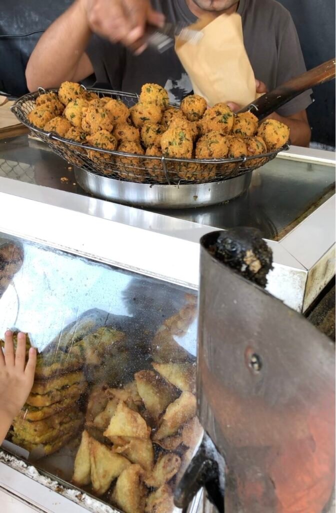 marchand de gato piment au marché de Quatre Bornes