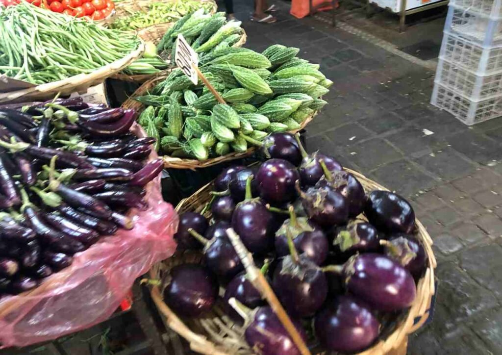 marchand de légumes au marché de port louis