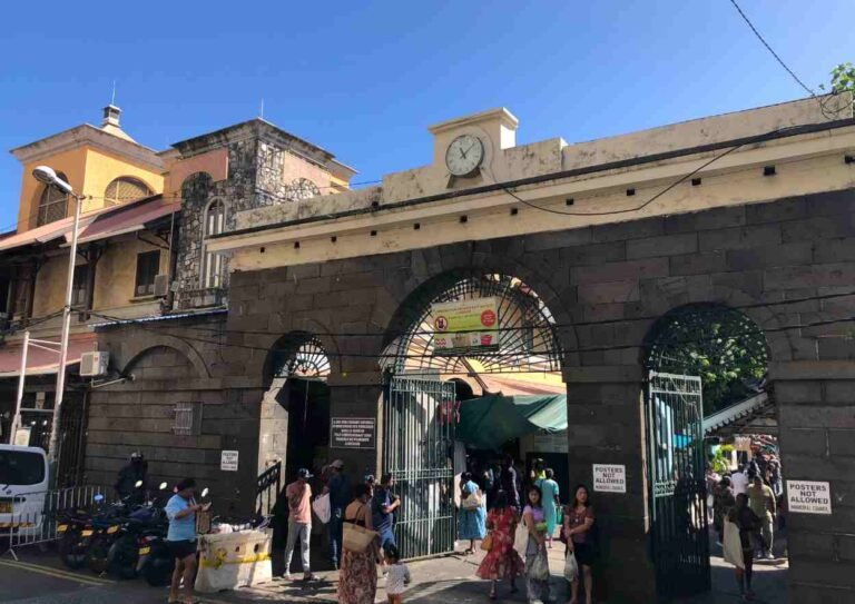 l'entrée du marché de Port Louis
