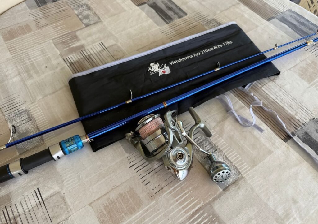 ma canne et mon moulinet pour le shorecasting à l'ile maurice