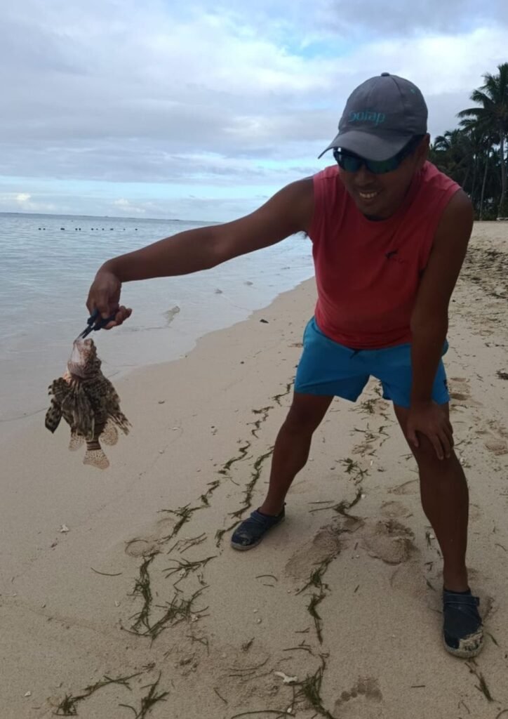 pêche en shorecasting j'ai attrapé un poisson scorpion de la plage dans le lagon mauricien