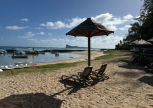 toutes les plages de l'ile maurices sont publiques même si on voit des structures temporaires installés